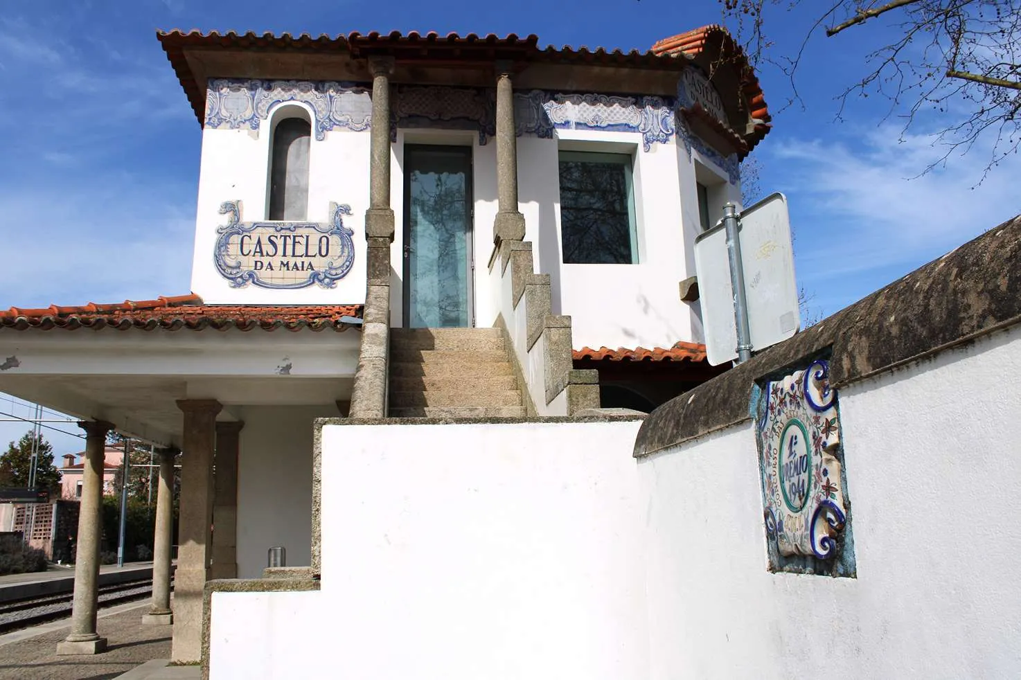 Estação Ferroviária de Castêlo da Maia / Estação do Metro do  Porto